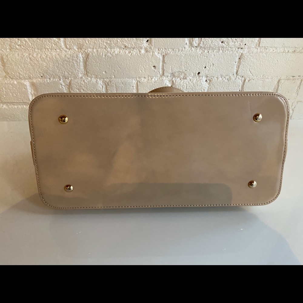 Pretty leight beigh handbag 👜 - Picture 4 of 10